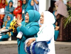 Kontingen PKK Tanah Datar Tampil Memukau, Bupati Berikan Spirit Sambil Ikut Berdiri