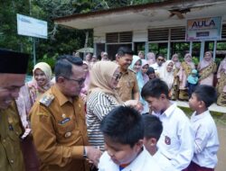 Bupati Bersama Ketua TP PKK Tanah Datar Berikan Bantuan untuk SD 28 Pamusihan Tanjung Bonai