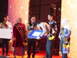 Bupati Tanah Datar Bersama TP PKK Kabupaten Serahkan Beasiswa Genre Prestasi