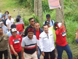 Bupati Tanah Datar Jadi Inspektur Pengibaran Bendera Raksasa di Gunung Kasumbo, Sungayang