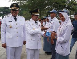 Bupati Tanah Datar Berikan KTP sebagai Hadiah Sweet Seventeen pada HUT RI ke-78