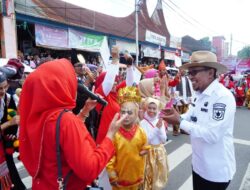Bupati Bersama Forkopimda Tanah Datar Saksikan Pawai Alegoris di Pusat Kota Batusangkar