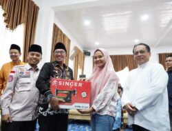 Bupati Tanah Datar Serahkan Secara Simbolis Bantuan dari Kemensos untuk 182 Penyandang Disabilitas