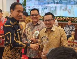 Bupati Tanah Datar Terima Penghargaan TPID Award dan Diserahkan Langsung Oleh Presiden RI
