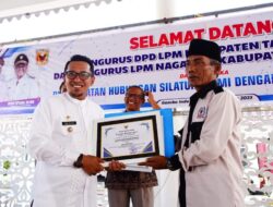 Bupati Tanah Datar Serahkan Hadiah Kepada 3 LPM Terbaik