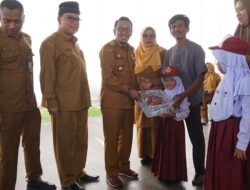 Pemkab Tanah Datar Berikan Seragam Gratis untuk Siswa Kelas 1 SD dan Kelas 7 SMP