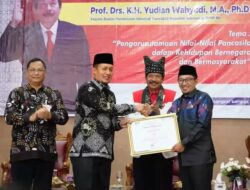 UIN Batusangkar Berikan Penghargaan untuk Bupati Tanah Datar