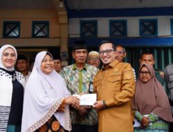 BAZNAS Tanah Datar Bantu Korban Kebakaran dan Diserahkan Langsung oleh Bupati