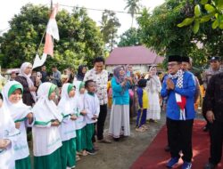 Bupati Tanah Datar Serahkan Hadiah Lomba di SDIT Nurul Ummah, Tigo Jangko, Lintau Buo