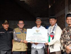 Bupati Tanah Datar Bersama Ketua BAZNAS Serahkan Bantuan untuk Korban Kebakaran di Ombilin