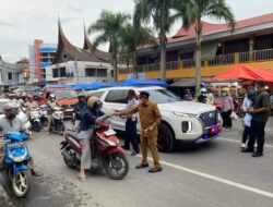 Gunung Marapi Erupsi Lagi, Bupati Eka Putra Bagikan Masker untuk Masyarakat
