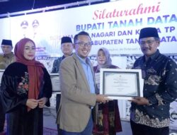 Bupati Tanah Datar Berikan Reward Kepada Tiga Wali Nagari yang Tercepat Menetapkan APB-Nagari