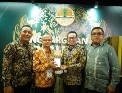 Tanah Datar Kembali Raih Piala Adipura