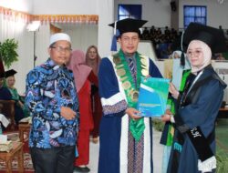 Alumni Award Diserahkan untuk Beberapa Orang Wisudawan UIN Batusangkar yang Berprestasi