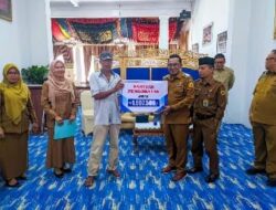 Bupati Tanah Datar Serahkan Bantuan Biaya Berobat untuk Pasien Kurang Mampu