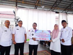 Pemkab Tanah Datar Serahkan Bantuan Transportasi Tenaga Pendidik dan Kependidikan SD dan SMP