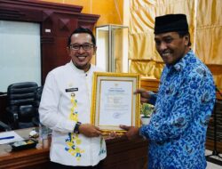 Bupati Serahkan SK Pensiun 122 Orang ASN di Tanah Datar