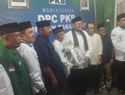 Richi Aprian Mengembalikan Kelengkapan Formulir Pendaftaran ke PKB Tanah Datar