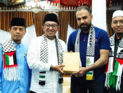 Bantuan Masyarakat Tanah Datar untuk Palestina Diserahkan oleh Bupati kepada Abu Umar Al Faruq