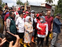 Ketua PMI Jusuf Kalla Bersama Ibu Muffidah Kunjungi Lokasi Terdampak Bencana di Tanah Datar