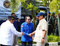 Menhan Prabowo Subianto Serahkan Bantuan untuk Korban Bencana Galodo di Sumbar