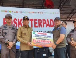 Bupati Pasaman  Serahkan Bantuan untuk Korban Banjir Lahar Dingin di Tanah Datar