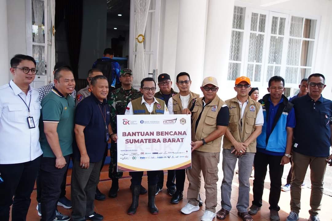 FK-IJK Sumbar Dan Taspen Bukittinggi Berikan Bantuan Untuk Korban ...