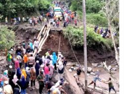 Pemkab Tanah Datar bersama Masyarakat dan TNI Bangun Beberapa Jembatan Pasca Bencana