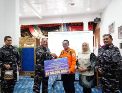 Pangkoarmada I Serahkan Bantuan Rp50 Juta dan Bantuan Logistik Lainnya untuk Korban Galodo di Tanah Datar