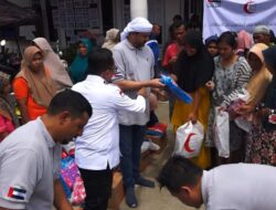 Bulan Sabit Merah Uni Emirat Arab Bantu Korban Galodo di Tanah Datar