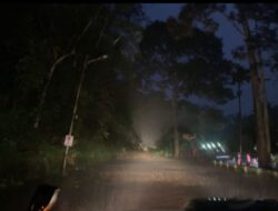 Longsor Dekat RM Aroma Pagaruyung Tutupi Badan Jalan