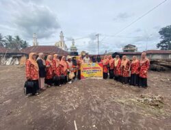 Rombongan DWP Provinsi Sumbar Bersama DWP Tanah Datar Kunjungi Korban Galodo dan Berikan Bantuan