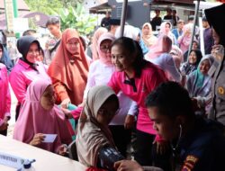 Ketum Bhayangkari Juliati Listyo Sigit Kunjungi Pengungsi Galodo di Tanah Datar dan Berikan Bantuan