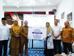 Keluarga Besar PT Pupuk Indonesia Serahkan Bantuan untuk Korban Galodo di Tanah Datar