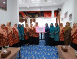 DWP dan TP PKK Pesisir Selatan Serahkan Bantuan untuk Korban Galodo di Tanah Datar