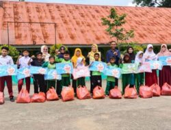 Dikbud Tanah Datar Berikan Bantuan untuk Siswa Terdampak Galodo