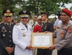 Peringati HUT Bhayangkara ke 78, Kapolres dan Bupati Tanah Datar Berikan Beragam Penghargaan