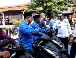 Bupati Tanah Datar Serahkan Bantuan Sepeda Motor untuk KUA se-Tanah Datar