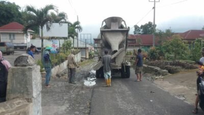 Dinas PUPR Tanah Datar Lakukan Pengecoran Baju Jalan Koto Laweh – Kayu Tanduak