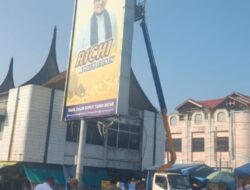 Struktur Baliho di Pusat Kota Batusangkar yang Tidak Memenuhi Legalitas Dibongkar