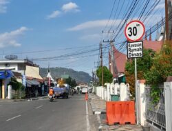 Dishub Tanah Datar Pasang Rambu Pembatas Kecepatan Lalu Lintas di Depan Rumah Forkopimda