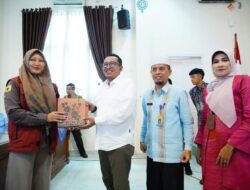 Pemkab Tanah Datar Serahkan Bantuan 50 Tablet untuk Petugas Pendamping PKH