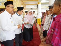 Pjs Bupati Tanah Datar Datar Arry Yuswandi Serahkan Bantuan untuk Korban Galodo Sebesar Rp. 574 Juta Rupiah