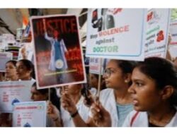 Bentuk Protes Tenaga Medis Buntut Pemerkosaan Dokter Magang di India