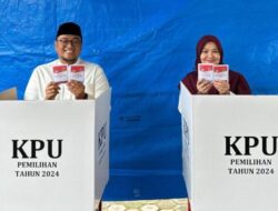 Richi Aprian Bersama Istri Berikan Hak Pilih di TPS 12 Malana Ponco