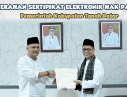 Kepala Kantor Pertanahan Kab.Tanah Datar Serahkan 51 Sertifikat Elektronik Hak Pakai untuk Pemkab Tanah Datar