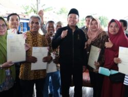 Serahkan Sertifikat Elektronik ke Rumah Warga Manggar Kota Balikpapan, Mentri Nusron Pastikan Tidak Ada Hambatan pada PTSL