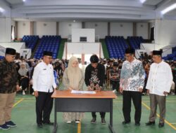 Rektor UIN Batusangkar Serahkan Beasiswa KIP untuk Mahasiswa Sebesar Rp.12 Milyar