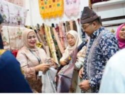 Mentri Ekonomi Kreatif Kunjungi Stand Dekranasda Tanah Datar pada Pameran INACRAFT