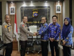 Kepala Kantor BPN Tanah Datar Serahkan Sertifikat HGB Milik Yayasan Kemala Bhayangkari Kepada Kapolres Tanah Datar